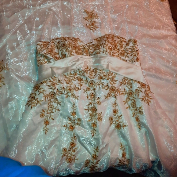 Wedding dress - Picture 1 of 3